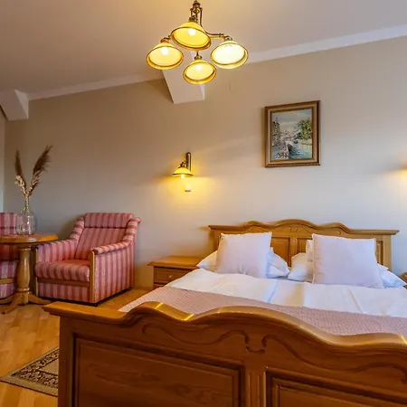 לינה וארוחת בוקר Oporto Panzio 4*